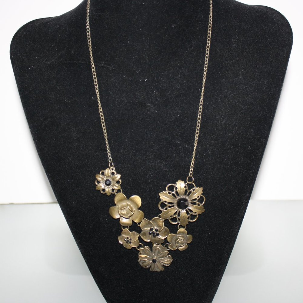 Boho Flower Necklace With Rhinestones